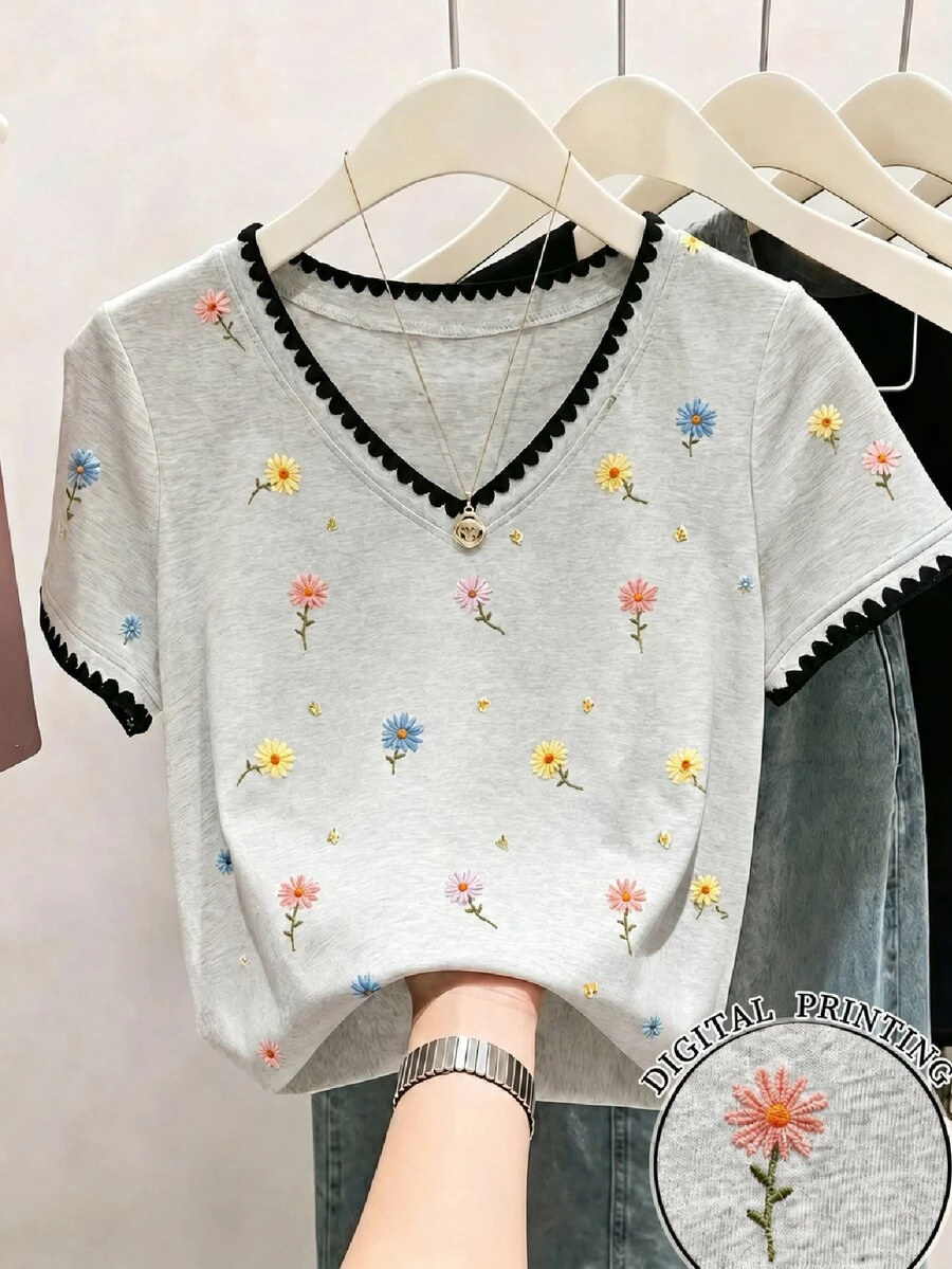 Resyla 【印花設計】女款 V 領對比飾邊花卉刺繡圖案休閒百搭日常穿著短袖 T 恤 - 彩色 - 查看 1