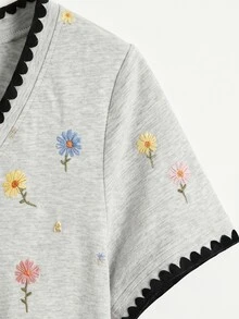 Resyla 【印花設計】女款 V 領對比飾邊花卉刺繡圖案休閒百搭日常穿著短袖 T 恤 - 彩色 - 查看 5