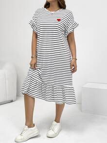 SHEIN Essnce 大码女装春夏时尚休闲宽松舒适日常黑白条纹荷叶边短袖中长连衣裙，曲线可爱连衣裙，欧洲夏季，母女装，教堂礼服，女士机场装，简约风格 - 黑與白 - 查看 4