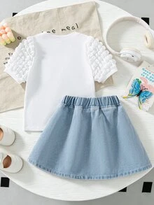 SHEIN 女童甜美蝴蝶結上衣與牛仔迷你裙兩件套，夏季新品，可愛少女風，淺藍色牛仔，珍珠刺繡，泡泡袖，彈性腰圍，傘裙，柔軟親膚，適合日常穿著、上學、派對、度假、兒童節，夏季穿搭，少女時代優雅套裝 - 藍色 - 查看 3
