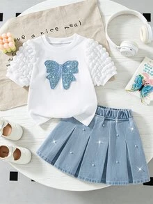 SHEIN 女童甜美蝴蝶結上衣與牛仔迷你裙兩件套，夏季新品，可愛少女風，淺藍色牛仔，珍珠刺繡，泡泡袖，彈性腰圍，傘裙，柔軟親膚，適合日常穿著、上學、派對、度假、兒童節，夏季穿搭，少女時代優雅套裝 - 藍色 - 查看 4
