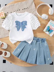 SHEIN 女童甜美蝴蝶結上衣與牛仔迷你裙兩件套，夏季新品，可愛少女風，淺藍色牛仔，珍珠刺繡，泡泡袖，彈性腰圍，傘裙，柔軟親膚，適合日常穿著、上學、派對、度假、兒童節，夏季穿搭，少女時代優雅套裝 - 藍色 - 查看 7