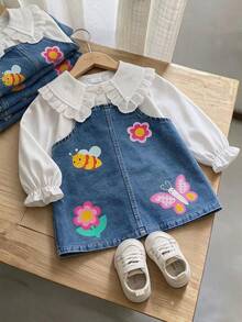SHEIN Playful Pals 2件組幼女牛仔連身裙套裝，甜美可愛藍白配色，蝴蝶蜜蜂花朵蕾絲荷葉邊泡泡袖鏤空領，休閒派對秋季假期款 - 中等水洗藍 - 查看 11