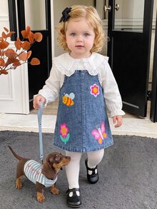SHEIN Playful Pals 2件組幼女牛仔連身裙套裝，甜美可愛藍白配色，蝴蝶蜜蜂花朵蕾絲荷葉邊泡泡袖鏤空領，休閒派對秋季假期款 - 中等水洗藍 - 查看 10