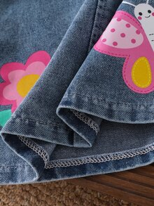 SHEIN Playful Pals 2件組幼女牛仔連身裙套裝，甜美可愛藍白配色，蝴蝶蜜蜂花朵蕾絲荷葉邊泡泡袖鏤空領，休閒派對秋季假期款 - 中等水洗藍 - 查看 12