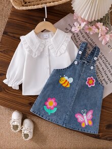 SHEIN Playful Pals 2件組幼女牛仔連身裙套裝，甜美可愛藍白配色，蝴蝶蜜蜂花朵蕾絲荷葉邊泡泡袖鏤空領，休閒派對秋季假期款 - 中等水洗藍 - 查看 2