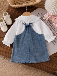 SHEIN Playful Pals 2件組幼女牛仔連身裙套裝，甜美可愛藍白配色，蝴蝶蜜蜂花朵蕾絲荷葉邊泡泡袖鏤空領，休閒派對秋季假期款 - 中等水洗藍 - 查看 3