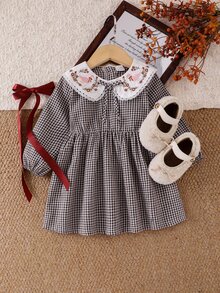 SHEIN Playful Pals 女嬰格紋洋裝 可愛甜美 棕色白色花卉刺繡 蝴蝶結蕾絲 長袖 彼得潘領 生日 秋季 婚禮賓客禮服 假日時尚 - 卡其色 - 查看 5