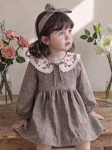 SHEIN Playful Pals 女嬰格紋洋裝 可愛甜美 棕色白色花卉刺繡 蝴蝶結蕾絲 長袖 彼得潘領 生日 秋季 婚禮賓客禮服 假日時尚 - 卡其色 - 查看 1