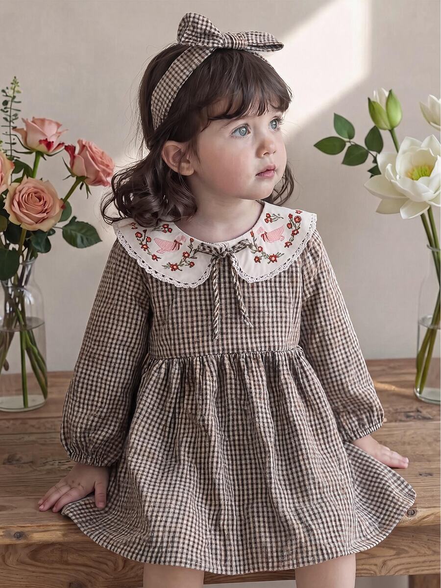 SHEIN Playful Pals 女嬰格紋洋裝 可愛甜美 棕色白色花卉刺繡 蝴蝶結蕾絲 長袖 彼得潘領 生日 秋季 婚禮賓客禮服 假日時尚 - 卡其色 - 查看 1