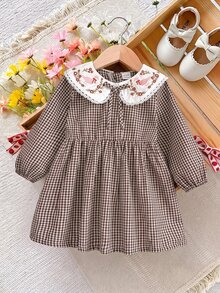 SHEIN Playful Pals 女嬰格紋洋裝 可愛甜美 棕色白色花卉刺繡 蝴蝶結蕾絲 長袖 彼得潘領 生日 秋季 婚禮賓客禮服 假日時尚 - 卡其色 - 查看 9