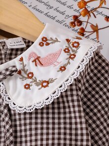 SHEIN Playful Pals 女嬰格紋洋裝 可愛甜美 棕色白色花卉刺繡 蝴蝶結蕾絲 長袖 彼得潘領 生日 秋季 婚禮賓客禮服 假日時尚 - 卡其色 - 查看 6