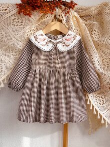 SHEIN Playful Pals 女嬰格紋洋裝 可愛甜美 棕色白色花卉刺繡 蝴蝶結蕾絲 長袖 彼得潘領 生日 秋季 婚禮賓客禮服 假日時尚 - 卡其色 - 查看 3