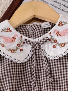 SHEIN Playful Pals 女嬰格紋洋裝 可愛甜美 棕色白色花卉刺繡 蝴蝶結蕾絲 長袖 彼得潘領 生日 秋季 婚禮賓客禮服 假日時尚 - 卡其色 - 查看 4