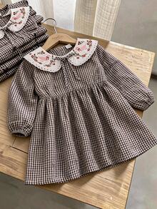SHEIN Playful Pals 女嬰格紋洋裝 可愛甜美 棕色白色花卉刺繡 蝴蝶結蕾絲 長袖 彼得潘領 生日 秋季 婚禮賓客禮服 假日時尚 - 卡其色 - 查看 11
