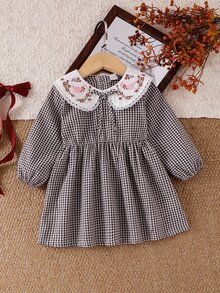 SHEIN Playful Pals 女嬰格紋洋裝 可愛甜美 棕色白色花卉刺繡 蝴蝶結蕾絲 長袖 彼得潘領 生日 秋季 婚禮賓客禮服 假日時尚 - 卡其色 - 查看 10