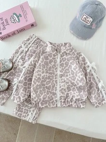 SHEIN Playful Pals 2件組幼女外套＋長褲，甜粉豹紋蝴蝶結緞帶側條紋，長袖小立領，生日派對秋季芭蕾公主運動時尚風 - 彩色 - 查看 10