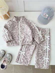 SHEIN Playful Pals 2件組幼女外套＋長褲，甜粉豹紋蝴蝶結緞帶側條紋，長袖小立領，生日派對秋季芭蕾公主運動時尚風 - 彩色 - 查看 3