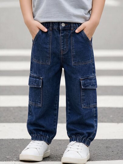 SHEIN Quần jean denim nam cho bé trai, mẫu mới mùa Thu/Đông, màu xanh đậm, dáng suông rộng ống côn, thiết kế nhiều túi, chất liệu denim nhẹ mềm mặc thoải mái, phong cách đơn giản thường ngày thời trang cho bé, phù hợp mọi mùa, lý tưởng để mặc hàng ngày, chụp ảnh, mua sắm, dạo phố, tụ họp và nhiều dịp khác, mẫu mới 2026