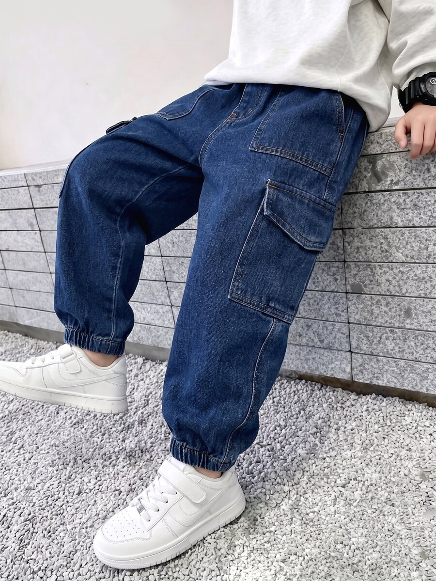 SHEIN 男童牛仔長褲,秋冬新品,深藍色,錐形寬鬆版型,多口袋設計,輕量柔軟牛仔布料,舒適穿著,時尚男孩必備,簡約休閒風格,適合四季,完美適用於日常穿著、拍照、購物、外出、聚會等,2026新款男童牛仔長褲 - 深色水洗藍 - 查看 1