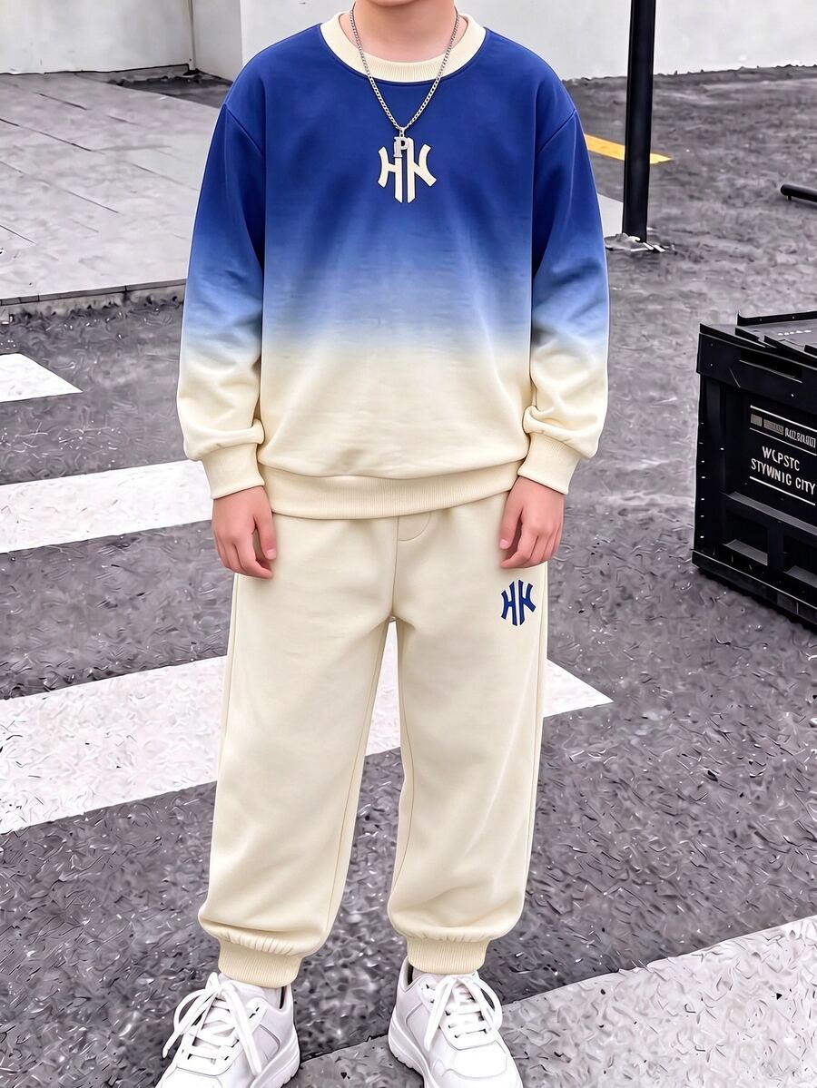 男孩漸層圓領運動衫與長褲2件套,秋冬新款藍白漸層時尚印花休閒套裝,柔軟舒適套頭上衣搭配奶油白收口運動長褲,寬鬆版型,極簡風格,適合男孩日常外出與玩耍,百搭耐穿的兒童運動服套裝 - 彩色 - 查看 1