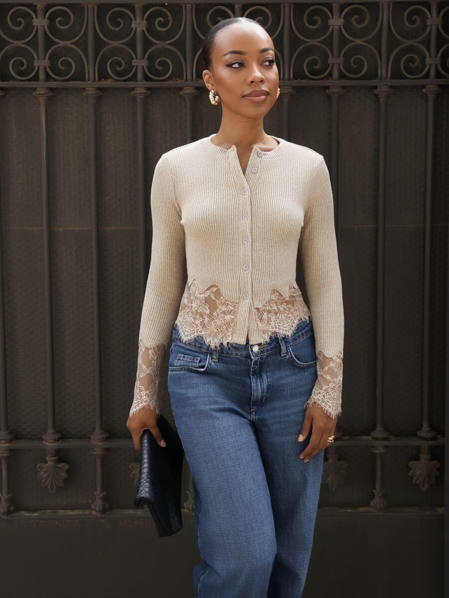 Yess Loren 女士圆领长袖单排扣撞色蕾丝时尚T恤,纽扣开襟T恤,蕾丝下摆上衣,棕色女士上衣,棕色长袖上衣,咖啡棕色上衣,棕色衬衫,优雅女士上衣,秋季,罗纹磨毛保暖T恤,女士休闲衬衫,法式优雅通勤装,复古,简约,适合日常穿着,优雅女士衬衫,女士冬季装,女士休闲装,女士早餐装,适合休闲和度假,春秋季,法式风格,巴黎女士,欧式风格,欧洲度假装,秋冬季,适合所有季节,女士冬季装,新年,新年女士装,法式休闲通勤装,复古,简约,适合日常穿着,法式风格,欧式风格 - 杏色 - 查看 1