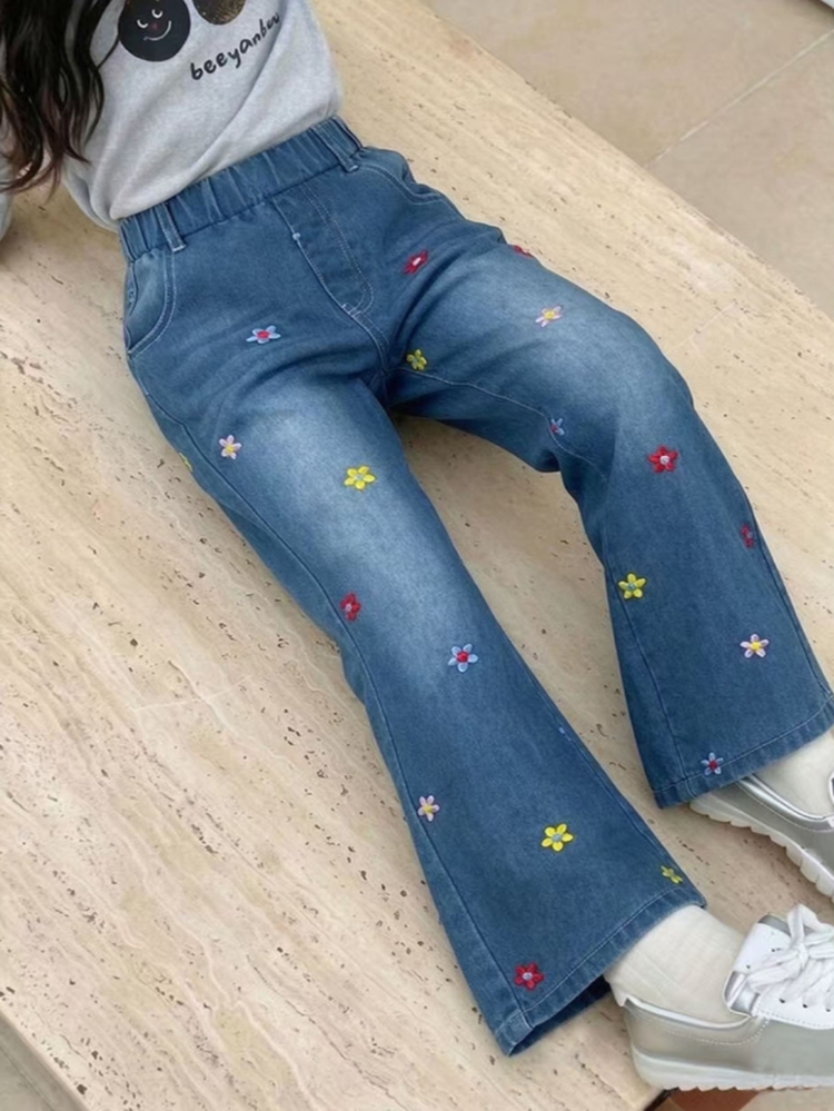 SHEIN Elladie kids Celana Jeans Anak Perempuan Gaya Y2K yang Imut dengan Karet di Bagian Bawah, Detail Sobek dan Robek, Model Denim Vintage, Pakaian Musim Gugur Motif Bunga Biru Serbaguna untuk Liburan Sekolah - Biru - View 3