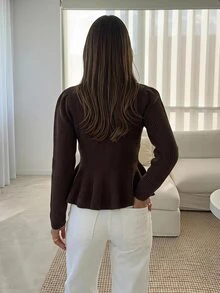 Siren Gaze 秋季女款優雅咖啡棕圓領長袖修身抓皺肩上衣 商務休閒辦公穿搭 針織毛衣下擺荷葉邊 A 字版型 - 棕色 - 查看 4