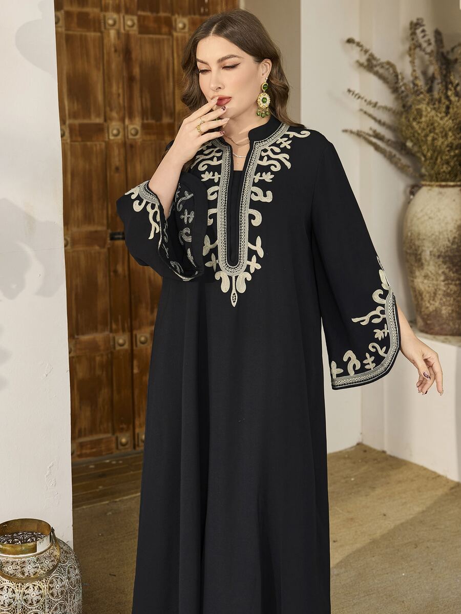 Al Najma 大码穆斯林女装时尚刺绣喇叭袖 A 字连衣裙,优雅土耳其沙特阿拉伯风格,朴素的长袍 - 黑色 - 查看 1