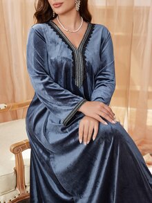 Al Najma 大码女式休闲天鹅绒 V 领蕾丝边长袖宽松连衣裙，适合秋冬季，休闲适中的长款 Jalabiya 阿拉伯连衣裙，适合日常休闲，长袍 - 霧霾藍 - 查看 5