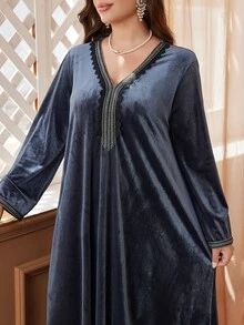Al Najma 大码女式休闲天鹅绒 V 领蕾丝边长袖宽松连衣裙，适合秋冬季，休闲适中的长款 Jalabiya 阿拉伯连衣裙，适合日常休闲，长袍 - 霧霾藍 - 查看 3