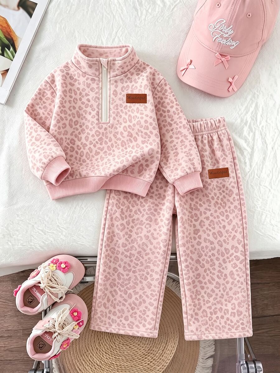 SHEIN 女童 2 件套休閒時尚套裝 春秋冬款 立領運動衫與寬腿運動長褲套裝,甜酷粉色豹紋印花,外出套裝,柔軟面料,時尚寬腿褲風格,春秋冬女童服裝套裝,女童寬腿褲套裝 - 彩色 - 查看 1