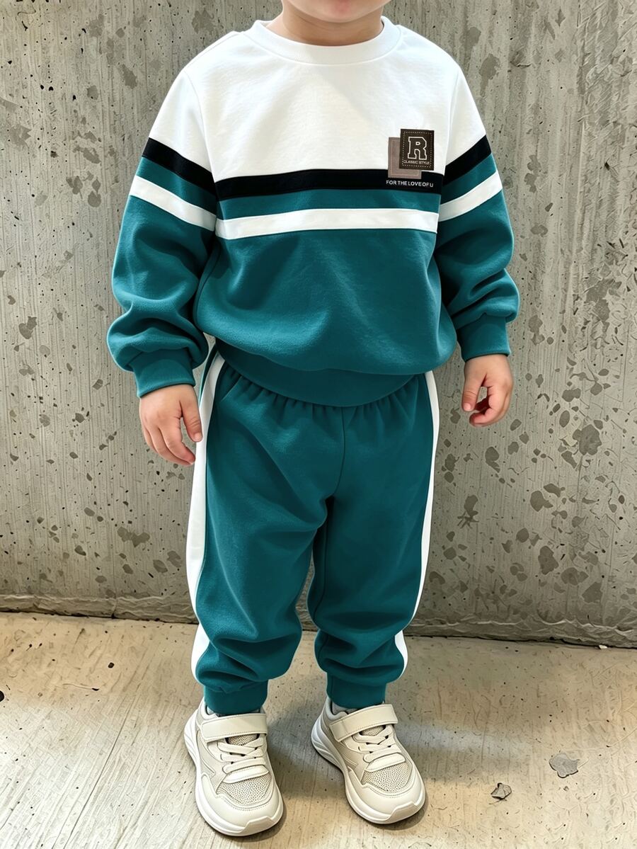 SHEIN 2件組小男孩休閒運動學院風街頭可愛酷感圖案三色條紋衛衣+長褲，適合日常穿著、上學、旅行、運動，春秋季，極簡設計，舒適時尚，男孩衣櫥的實用時尚選擇 - 綠色 - 查看 1