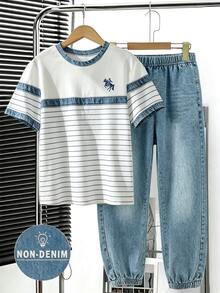 SHEIN 青少年男孩 2件組休閒套裝，條紋短袖圓領T恤與牛仔慢跑長褲套裝，柔軟夏季兒童服飾，適合日常上學穿著 - 彩色 - 查看 3