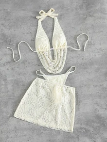 SHEIN Swim 这款女士欧美风性感大胆前卫的日常法式度假百搭泳装套装，采用米白色蕾丝面料，饰以串珠配饰，系带露背吊带深V设计，搭配后背褶皱泳裤和外层蕾丝裙，三件套设计，适合春假、秋季返校季、啤酒节、音乐节、春季促销、海滩度假、春季派对、情人节等各种场合。 - 杏色 - 查看 4