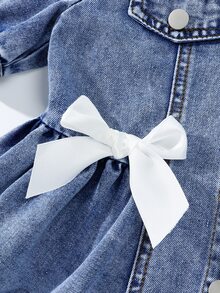 SHEIN 女童牛仔洋裝 藍色 開學季 甜美公主風 水洗棉牛仔 襯衫領 泡泡袖 白色蝴蝶結 寬鬆下擺 校園派對 - 深色水洗藍 - 查看 7