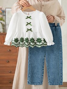 SHEIN Vintaside Kids 2件組女童春秋白色與藍色軟萌風薄款梭織棉套裝，海軍藍蝴蝶結鏤空刺繡花朵泡泡袖娃娃上衣，水洗牛仔寬鬆寬腿褲，適合上學、通勤、戶外、生日拍照、日常穿著 - 彩色 - 查看 4