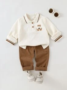 Souflis Souflis 2件組男嬰春秋米色與咖啡色復古學院風熊刺繡紋理領長袖 Polo 上衣與直筒豎條紋長褲套裝，寬鬆休閒版型，適合日常外出、校園穿著、戶外活動、家庭聚會、戶外拍照 - 卡其色 - 查看 4