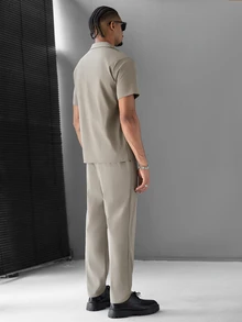 SLATEMANN 男士春夏高品質熱銷舒適斜紋素色布料，經典短袖單口袋襯衫 + 抽繩鬆緊腰長褲，休閒度假、極簡辦公、朋友約會、聚會、宴會，適合正式或非正式場合，極簡熱銷百搭風格，適合自穿或送禮給朋友 - 卡其色 - 查看 2