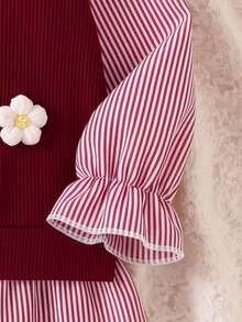 SHEIN Playful Pals 女童可愛藍色花卉裝飾舒適時尚拼接條紋長袖二合一上衣搭配藍色休閒喇叭褲 2件套T恤套裝 - 酒紅色 - 查看 4
