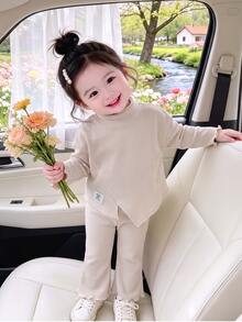 SHEIN Vintaside Kids 2件組幼女上衣+喇叭褲，優雅粉色華夫針織不對稱荷葉邊長袖小高領，生日派對秋季假期穿搭 - 杏色 - 查看 1