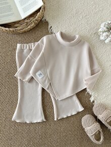 SHEIN Vintaside Kids 2件組幼女上衣+喇叭褲，優雅粉色華夫針織不對稱荷葉邊長袖小高領，生日派對秋季假期穿搭 - 杏色 - 查看 2