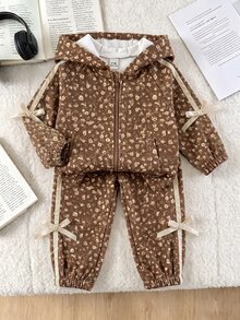 SHEIN Vintaside Kids 2件組女嬰花卉連帽外套與側邊蝴蝶結長褲套裝，時尚百搭休閒甜美戶外運動套裝，適合秋冬 - 彩色 - 查看 1
