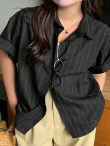 REIGN AVE Camisa de manga corta suelta con cuello a rayas negra casual talla grande para la escuela - Negro - Ver 9