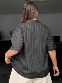 REIGN AVE Camisa de manga corta suelta con cuello a rayas negra casual talla grande para la escuela - Negro - Ver 2