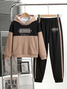 SHEIN 男童秋冬兩件套，棕色與黑色拼接連帽衛衣與束口運動長褲，棕色與黑色拼接連帽上衣配格紋與文字印花，搭配側邊棕色條紋束口長褲，簡約時尚休閒套裝 - 黑色 - 查看 3