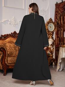 Al Najma Gaun Maxi Turki Modis Lengan Panjang Warna Polos Elegan Mewah Ukuran Plus untuk Wanita, Dihiasi Rhinestone Berkilau - Hitam - View 2