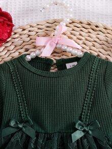 SHEIN 2件組新生兒春夏秋波爾多紅甜美公主風蝴蝶結蕾絲網紗拼接長袖洋裝附髮帶套裝，寬鬆舒適版型，適合日常外出、滿月宴、1歲生日派對、節日聚會、拍照攝影 - 墨綠色 - 查看 4