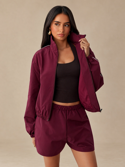 SHEIN Glamour Ensemble de sport pour femmes avec veste zippée et short à taille haute élastique, résistant à l'eau et antistatique, style de rue sportif décontracté, ensemble 2 pièces essentiel pour femmes