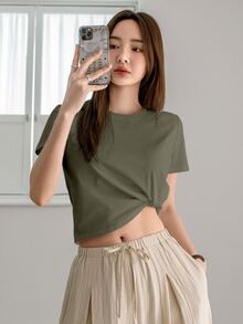 Dazy-Less 修身基本款女式短袖 T 恤，简约时尚休闲日常穿着夏季，短款上衣女式商务休闲女式工作服 - 橄欖綠 - 查看 2